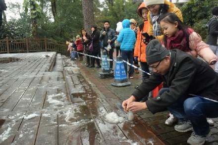 市民在警戒線外玩雪