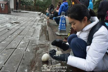 南寧13萬(wàn)人賞雪！保安拉警戒線護(hù)雪 防遭游客搶走