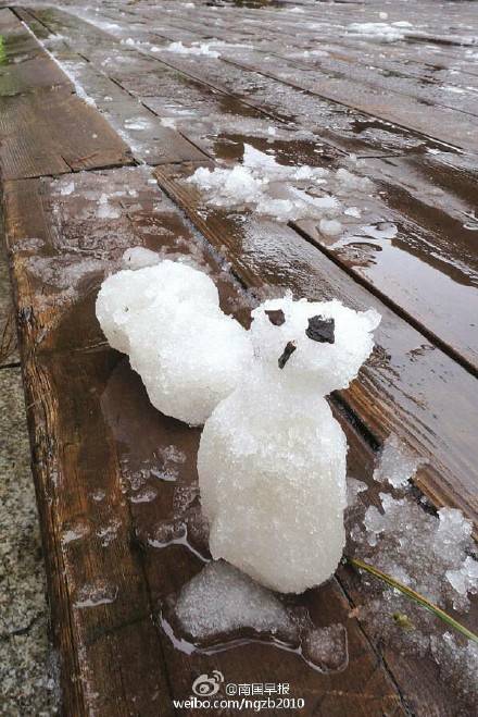 南寧13萬(wàn)人賞雪！保安拉警戒線護(hù)雪 防遭游客搶走