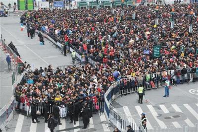 天冷路滑列車晚點(diǎn) 多地火車站旅客滯留(圖)