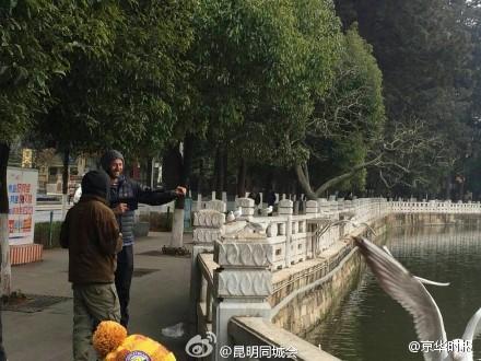 網(wǎng)曝昆明老外持槍打紅嘴鷗 派出所稱正在處理