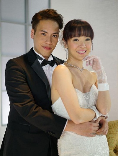 向海嵐和鐘煒喬穿上婚紗禮服上演“假結(jié)婚”。.jpg