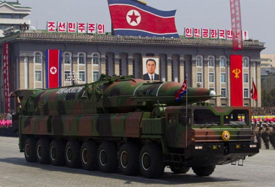 閱兵式上的朝鮮遠(yuǎn)程彈道導(dǎo)彈.jpg