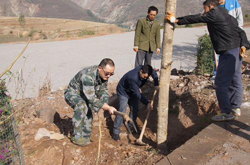 圖為院長劉松與年輕干警一起植樹.jpg