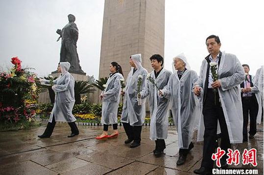 劉愛(ài)琴（右二）.jpg