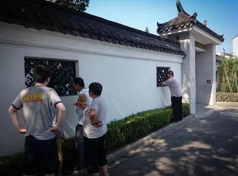 許多人窺探周永康老家宅院.jpg