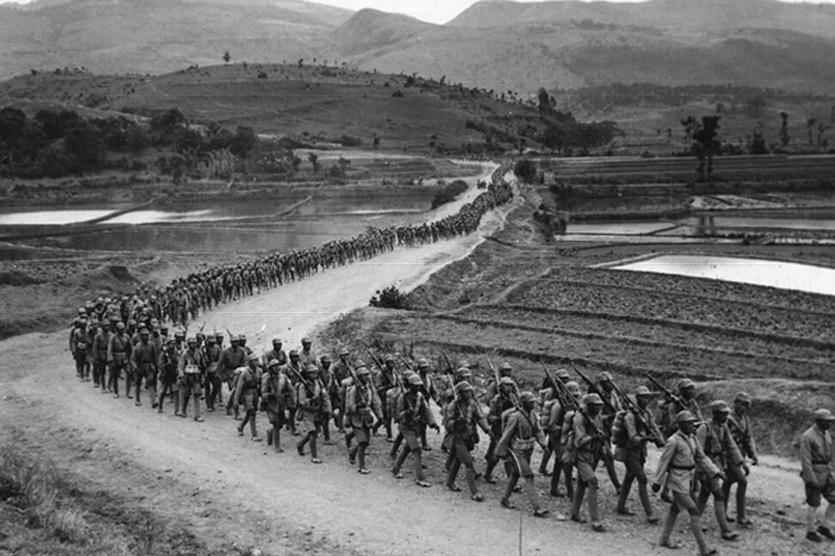 70 年前中國遠征軍在緬甸戰(zhàn)場行軍途中.jpg