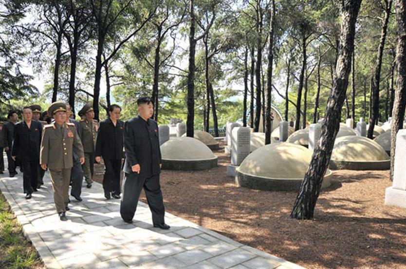 2013年7月30日，朝鮮最高領導人金正恩參拜中國人民志愿軍烈士陵園.jpg