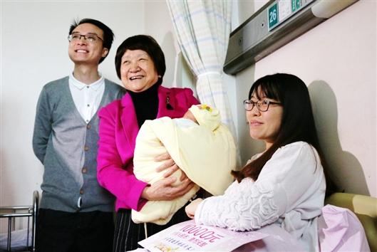 盧光琇（中）懷抱著試管嬰兒羅優(yōu)群（左）夫婦的女兒