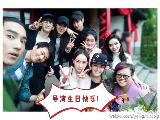 楊冪曬合影祝導(dǎo)演生日快樂.jpg