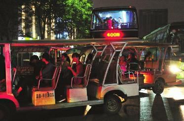 10輛電瓶車為搶客追堵公交 逼乘客提前下車(圖)