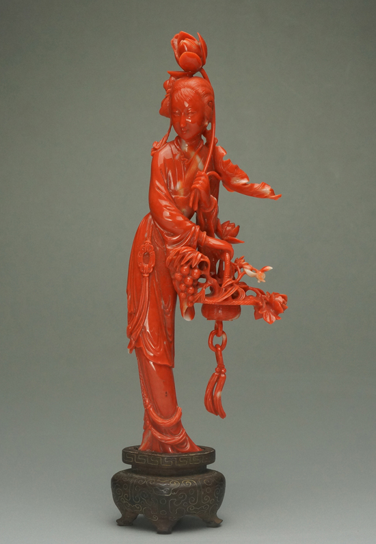 清 紅珊瑚持蓮仕女擺件 高17.5cm 重98.5g