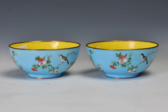 清中期 銅胎畫琺瑯花鳥碗一對 直徑12.4cm