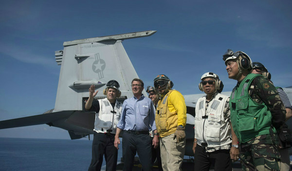 美國國防部長卡特4月15日登上“斯坦尼斯號(hào)”航母穿越南海爭議水域，與菲律賓防長加斯明在“斯坦尼斯”號(hào)航母甲板參觀。.jpg
