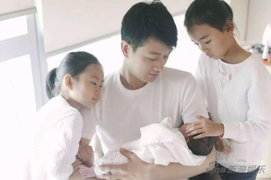 佟大為懷抱出生的嬰兒