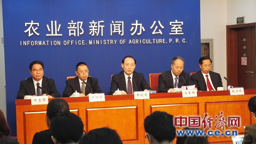 圖為農(nóng)業(yè)部副部長余欣榮在發(fā)布會上發(fā)言。中國經(jīng)濟網(wǎng) 佟明彪/攝