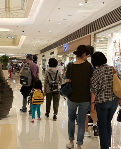 黃貫中陪妻女逛街街