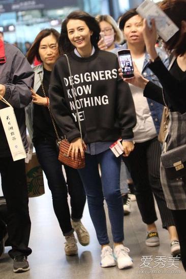 字母衛(wèi)衣+淺藍襯衫+緊身牛仔褲