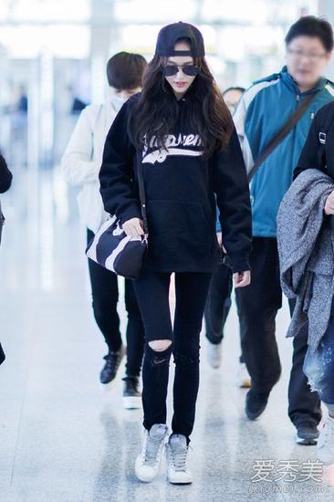 牛仔外套+黑色衛(wèi)衣