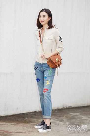 淺色襯衫+印花牛仔褲