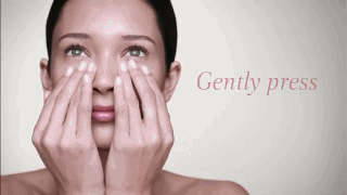 將產(chǎn)品在眼下眼皮輕柔的從眼角向眼尾方向按壓。