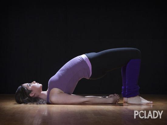 動(dòng)作一：仰臥直腿懸空交叉