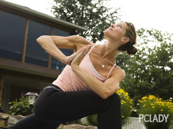 動(dòng)作三：原地俯身扭腰