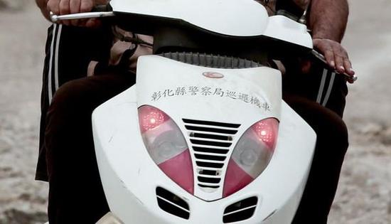 眼尖的網(wǎng)友發(fā)現(xiàn)了巡邏車上“彰化縣警察局巡邏機(jī)車”字樣