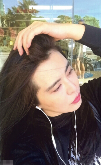 王祖賢聽歌玩自拍，輕撥秀發(fā)的左手被留意到無名指戴著戒指，粉絲猜測是否已閃