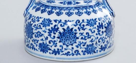 清乾隆 青花纏枝靈芝花卉紋如意耳葫蘆瓶

（細(xì)節(jié)圖）