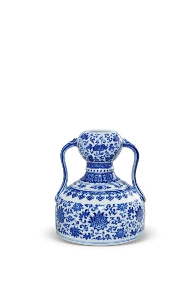 清乾隆 青花纏枝靈芝花卉紋如意耳葫蘆瓶

H：18cm

款識：大清乾隆年制

來源：1、香港佳士得 2003年10月27日 Lot.634；

2、香港蘇富比 2010年4月8日 Lot.1821

估價：RMB 8，000，000-10，000，000