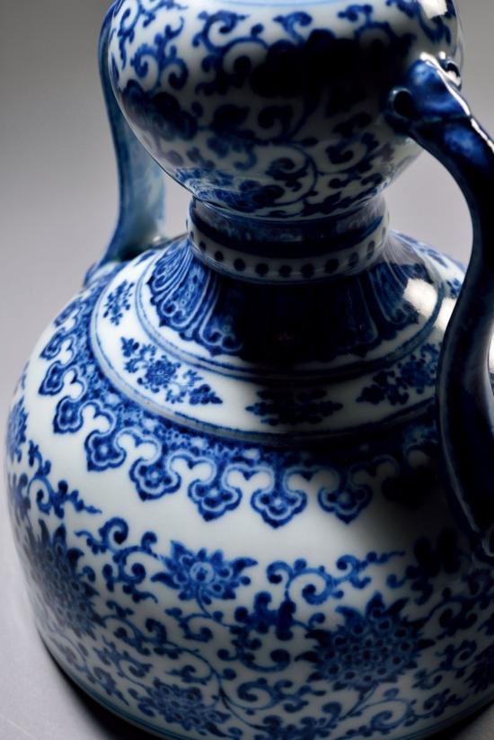 清乾隆 青花纏枝靈芝花卉紋如意耳葫蘆瓶 （細(xì)節(jié)圖）