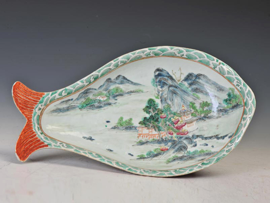清嘉慶 外礬紅雕瓷內(nèi)粉彩山水人物魚形盤