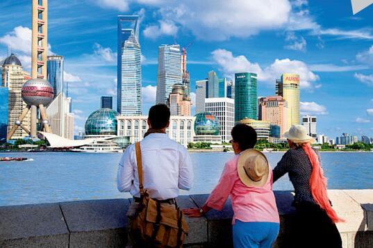 “買房貴”已然成為一線城市繁榮下的一片蔭翳，而事實上，一線城市房租的上漲勢頭不輸房價。一位上海房屋中介稱，“今年和去年沒得比，比較便宜的一居室剛出來就被搶光了，現(xiàn)在80、90平米的兩居室都要價8000元”?！吨袊?jīng)濟周刊》第17期雜志刊發(fā)的《買房貴？上海房租漲幅不輸房價》引發(fā)輿論熱議：連老外都吐槽上海房租越來越高，剛畢業(yè)的小白領真能租得起《歡樂頌》里的豪宅嗎？