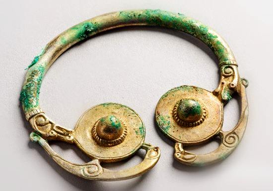 德里克發(fā)現(xiàn)的這個(gè)金屬容器屬于維京人時(shí)期