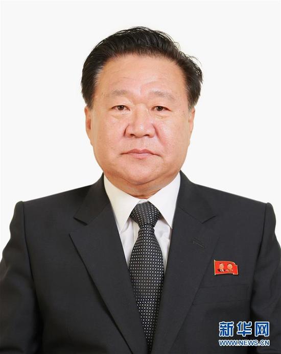 這是朝中社公布的朝鮮勞動(dòng)黨政治局常委崔龍海的肖像。朝中社5月11日公布了新當(dāng)選的朝鮮勞動(dòng)黨政治局常委的肖像。在朝鮮勞動(dòng)黨第七次全國代表大會(huì)上，金正恩、金永南、黃炳誓、樸鳳柱、崔龍海當(dāng)選為新一屆朝鮮勞動(dòng)黨政治局常委。新華社/朝中社
