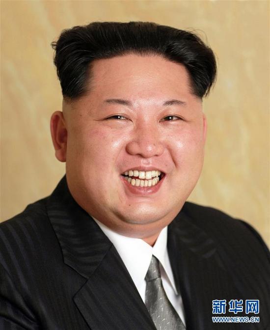 這是朝中社公布的朝鮮勞動(dòng)黨委員長、勞動(dòng)黨政治局常委金正恩的肖像。朝中社5月11日公布了新當(dāng)選的朝鮮勞動(dòng)黨政治局常委的肖像。在朝鮮勞動(dòng)黨第七次全國代表大會(huì)上，金正恩、金永南、黃炳誓、樸鳳柱、崔龍海當(dāng)選為新一屆朝鮮勞動(dòng)黨政治局常委。新華社/朝中社