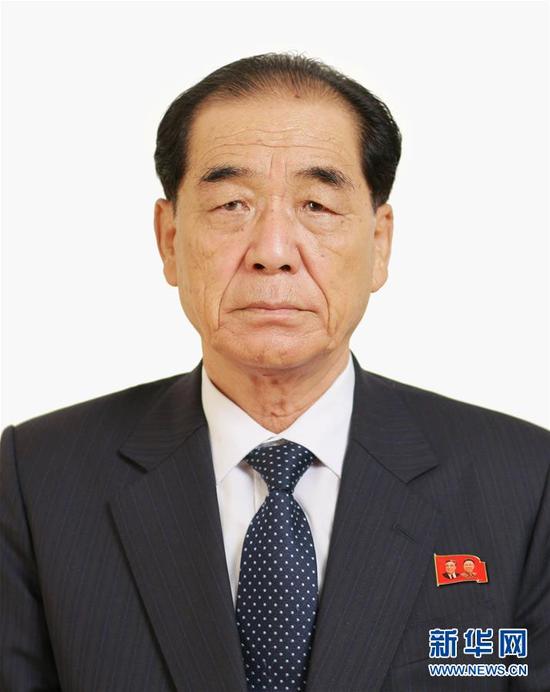 這是朝中社公布的朝鮮勞動(dòng)黨政治局常委樸鳳柱的肖像。朝中社5月11日公布了新當(dāng)選的朝鮮勞動(dòng)黨政治局常委的肖像。在朝鮮勞動(dòng)黨第七次全國代表大會(huì)上，金正恩、金永南、黃炳誓、樸鳳柱、崔龍海當(dāng)選為新一屆朝鮮勞動(dòng)黨政治局常委。新華社/朝中社