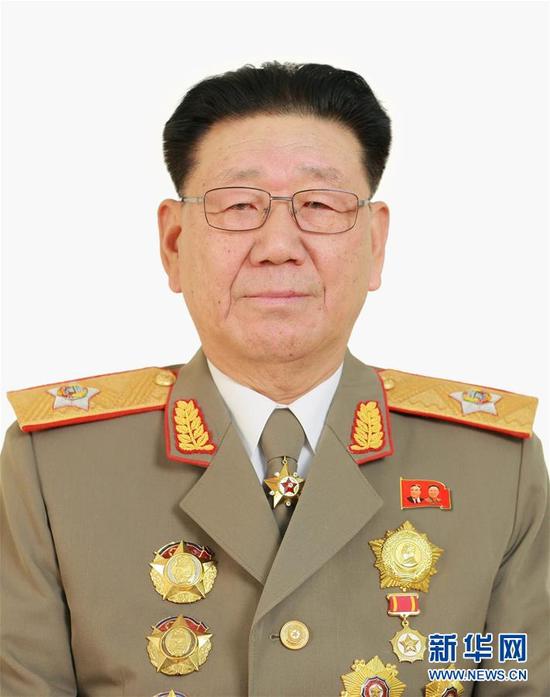 這是朝中社公布的朝鮮勞動(dòng)黨政治局常委黃炳誓的肖像。朝中社5月11日公布了新當(dāng)選的朝鮮勞動(dòng)黨政治局常委的肖像。在朝鮮勞動(dòng)黨第七次全國代表大會(huì)上，金正恩、金永南、黃炳誓、樸鳳柱、崔龍海當(dāng)選為新一屆朝鮮勞動(dòng)黨政治局常委。新華社/朝中社