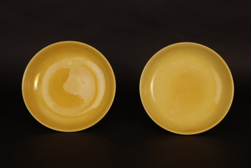 明正德澆黃釉撇口盤（一對）俯視