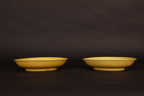 明正德澆黃釉撇口盤（一對）-正面