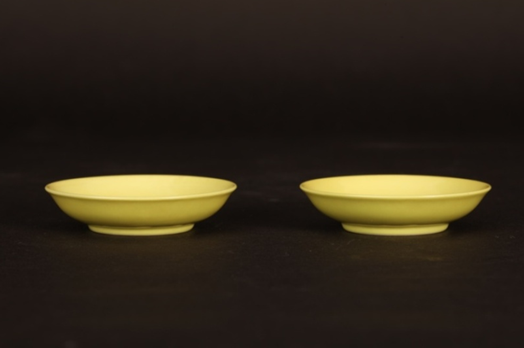 清雍正檸檬黃釉碟一對-正面