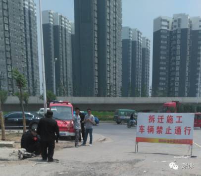 5月12日，進入薛崗村的道路已被安保人員把守.jpg