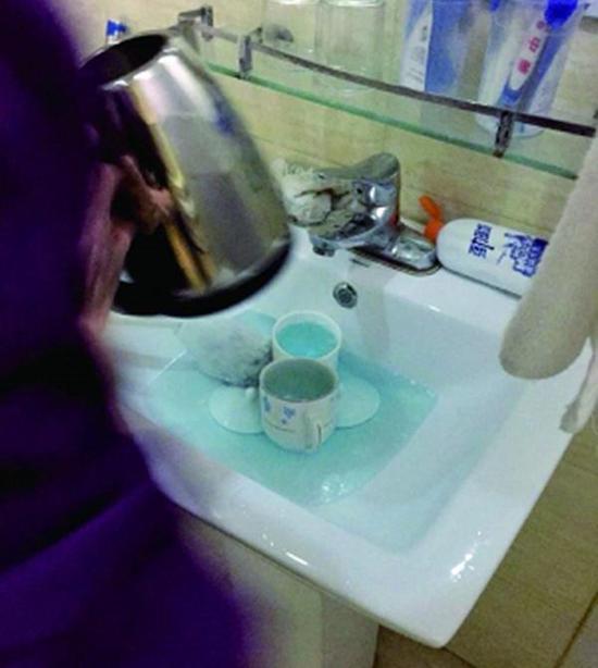 圖說：酒店服務(wù)員用潔廁液刷燒水壺和茶杯。來源：北京晨報