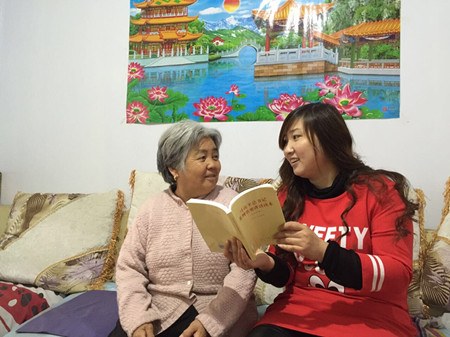 友誼社區(qū)開展“兩學(xué)一做”黨員送學(xué)活動(dòng).jpg