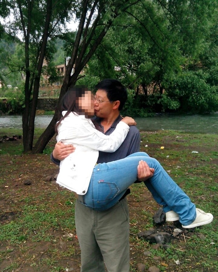 網(wǎng)曝昭通學(xué)院一副教授與班級(jí)女生保持不正當(dāng)關(guān)系