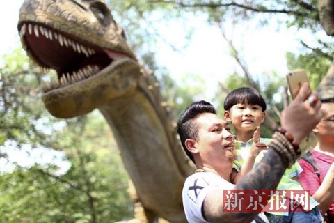 北京最大的戶外恐龍園在石景山游樂園開門納客。新京報記者 浦峰 攝