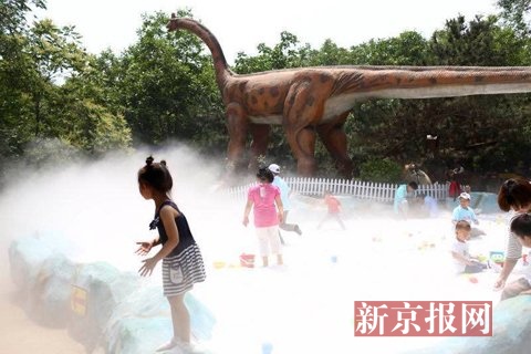 北京最大的戶外恐龍園在石景山游樂園開門納客。新京報記者 浦峰 攝