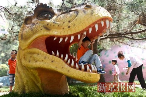 北京最大的戶外恐龍園在石景山游樂園開門納客。新京報記者 浦峰 攝