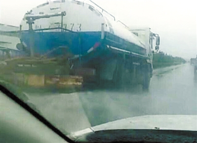  灑水車雨中灑水。網(wǎng)絡(luò)截圖